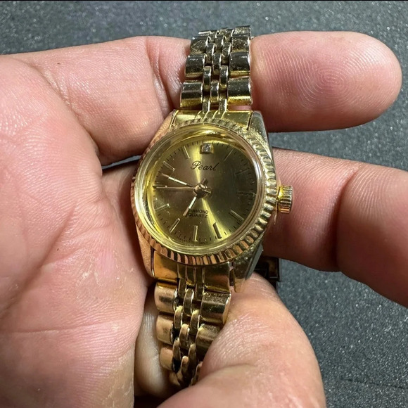 Ladies pearl diamond quartz watch gold tone gold dial working new battery - Picture 2 of 9